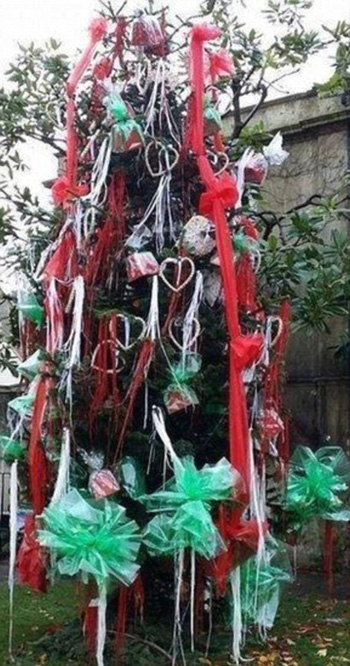 Những cây thông Noel kỳ quái ảnh 2